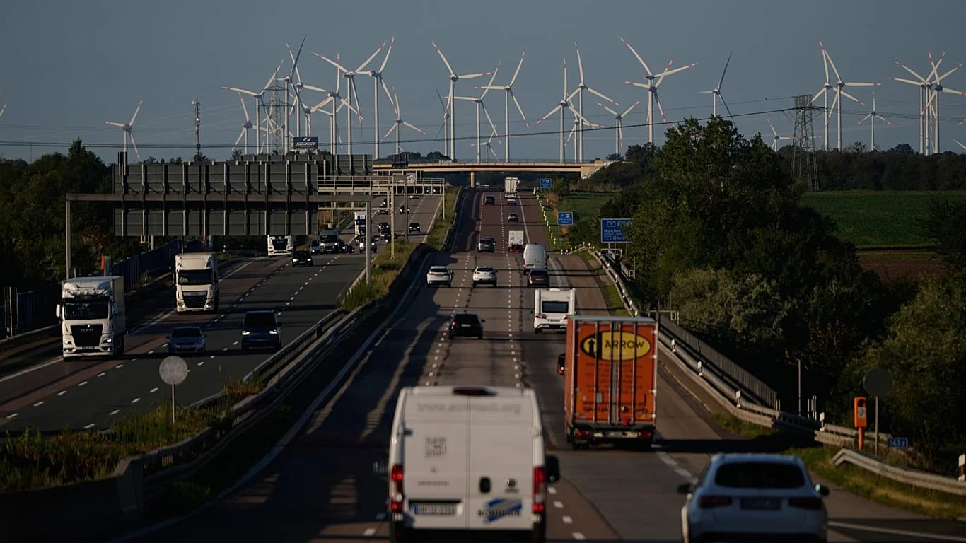 UE prepara reforma das regras de energia renovável pós-2030; redes elétricas sob pressão