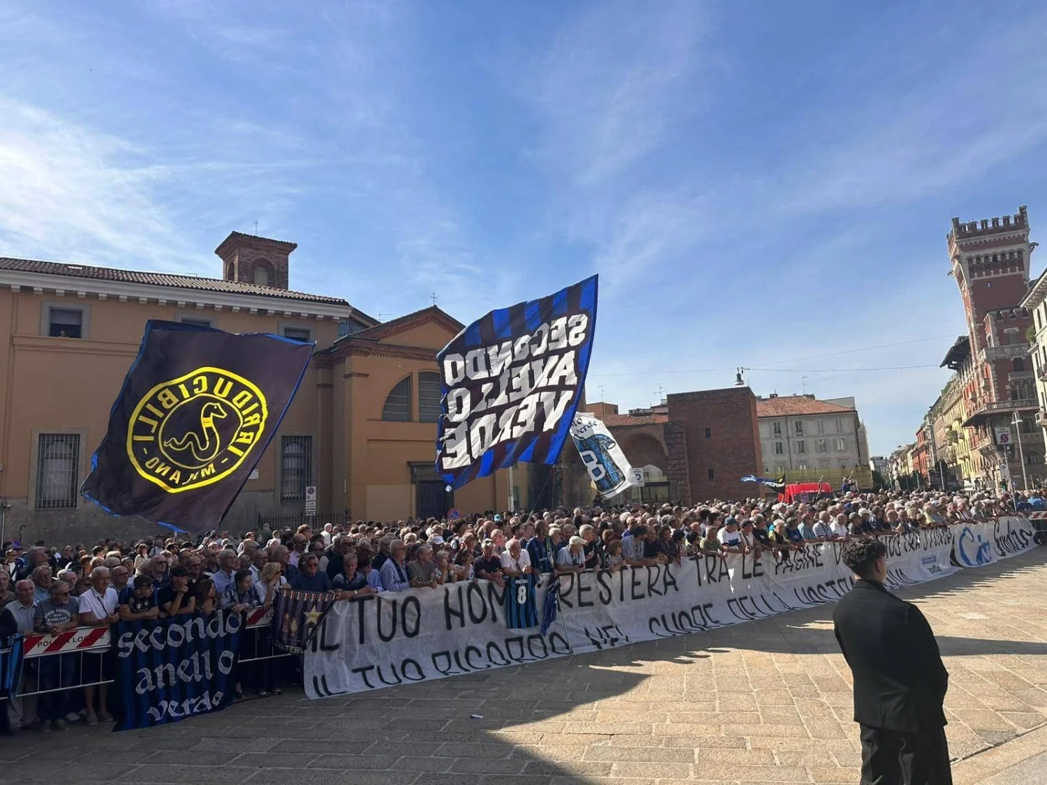 Último adeus a Sandro Mazzola em Milão: líderes, ex-jogadores e torcedores prestam homenagem na Sant'Ambrogio