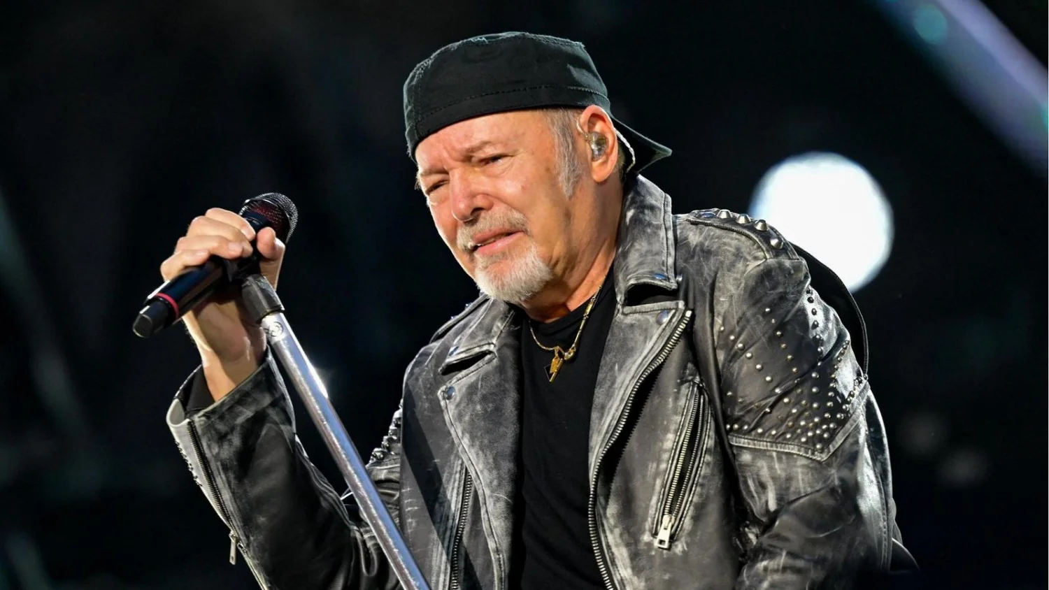 Vasco Rossi passa por cirurgia na coluna: 'Já estou em pé', tranquiliza o Komandante