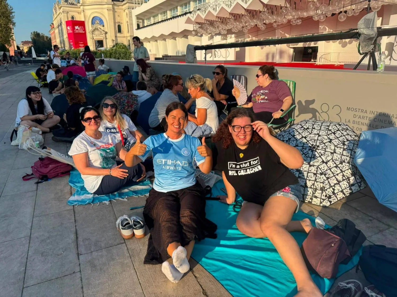 Veneza 83: fãs acampam desde o amanhecer à espera dos irmãos Gallagher e do documentário dos Oasis