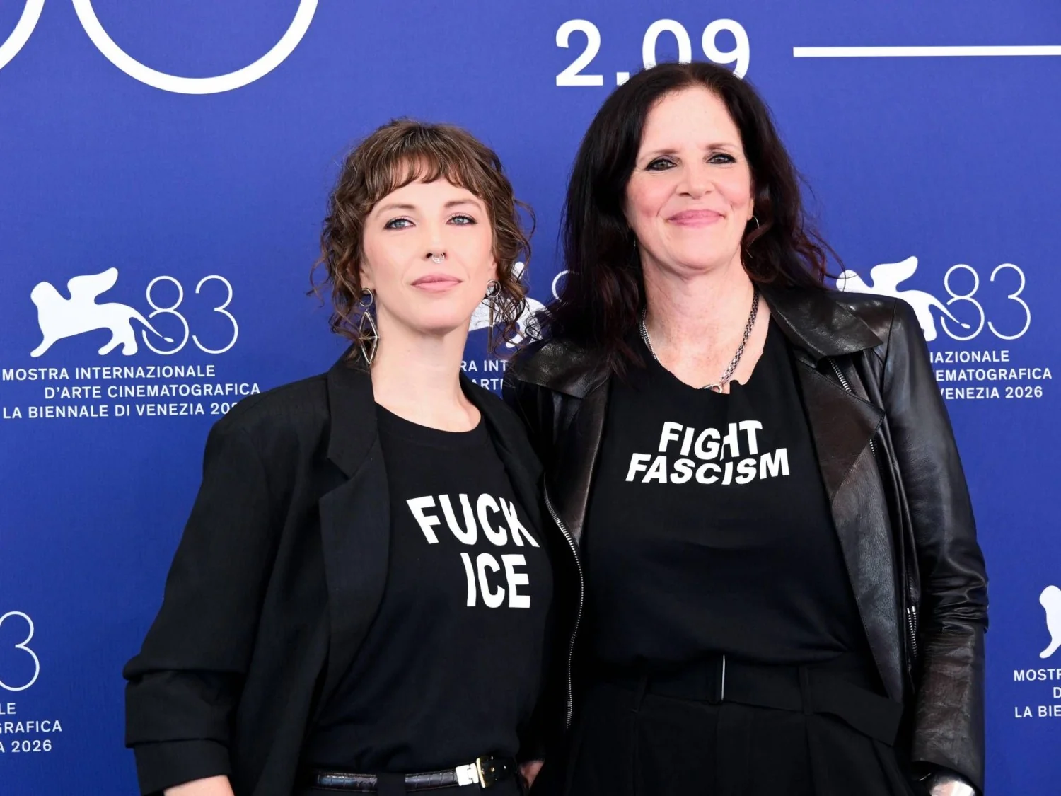 Veneza 83: Poitras e Mueller vestem 'Fight Fascism' e 'Fk ICE' ao apresentar They're Here