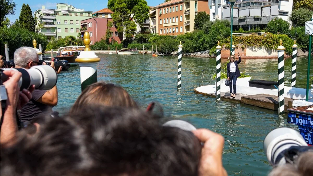 Veneza 83 abre com Tinto Brass e aperitivo Netflix: glamour, mosquitos e um Lido que espelha nossos tempos