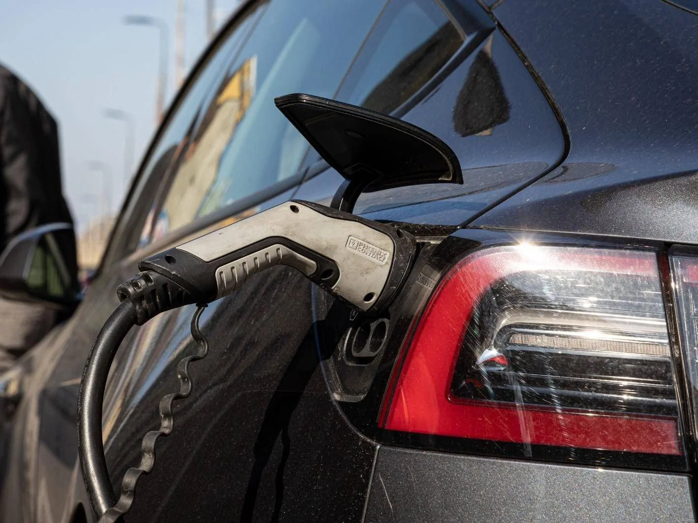 Verão 2026: a experiência com a auto elétrica entre calor recorde e a rede de recargas