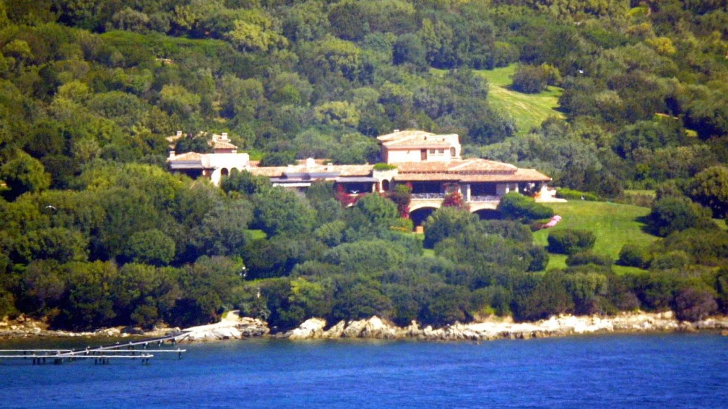 Venda de Villa Certosa: propriedade de Berlusconi em Porto Rotondo passa para o sheikh Al Thani por ~€350 mi