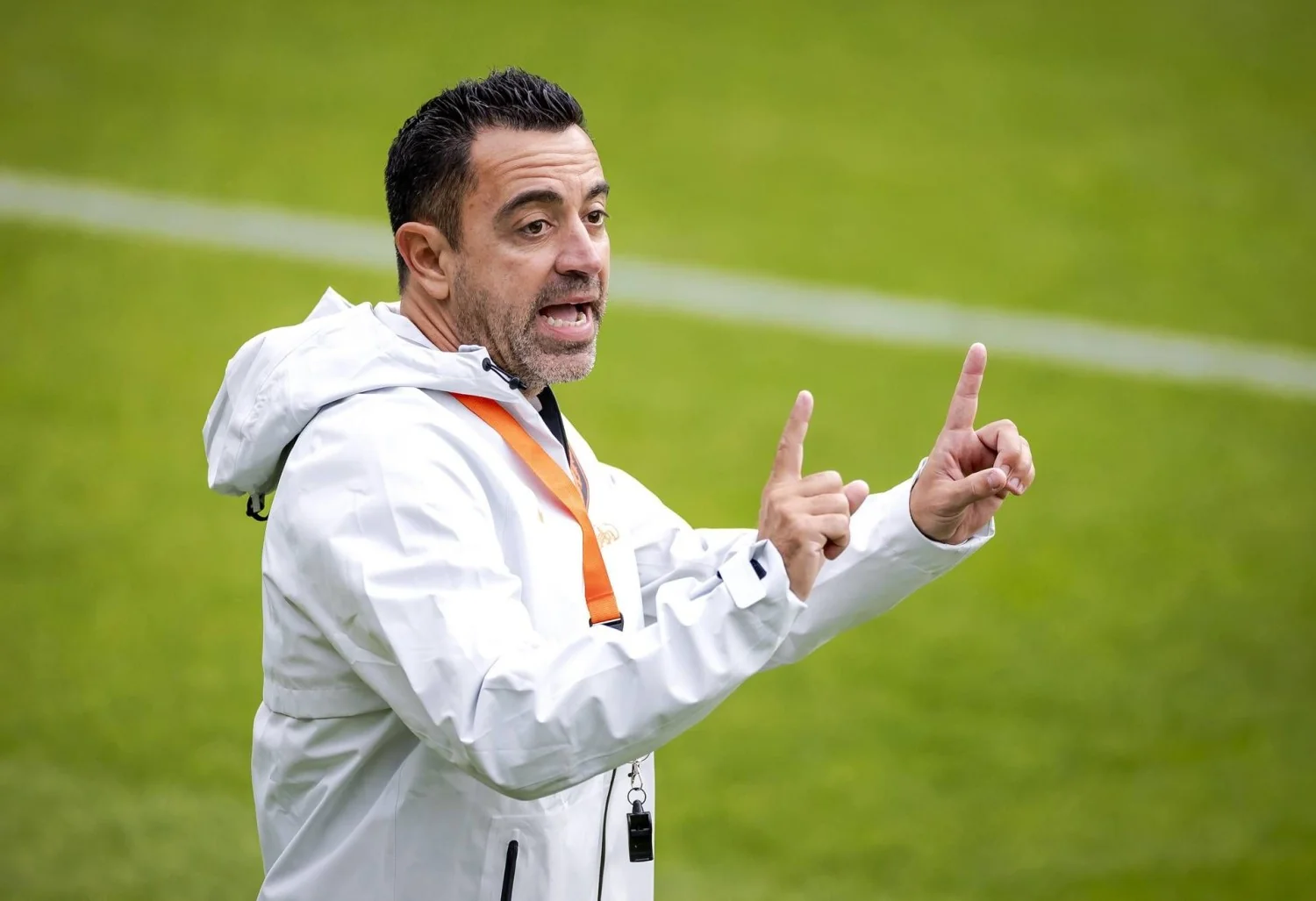 Xavi minimiza lesão de Donyell Malen: “Não é grave, deve recuperar rápido”