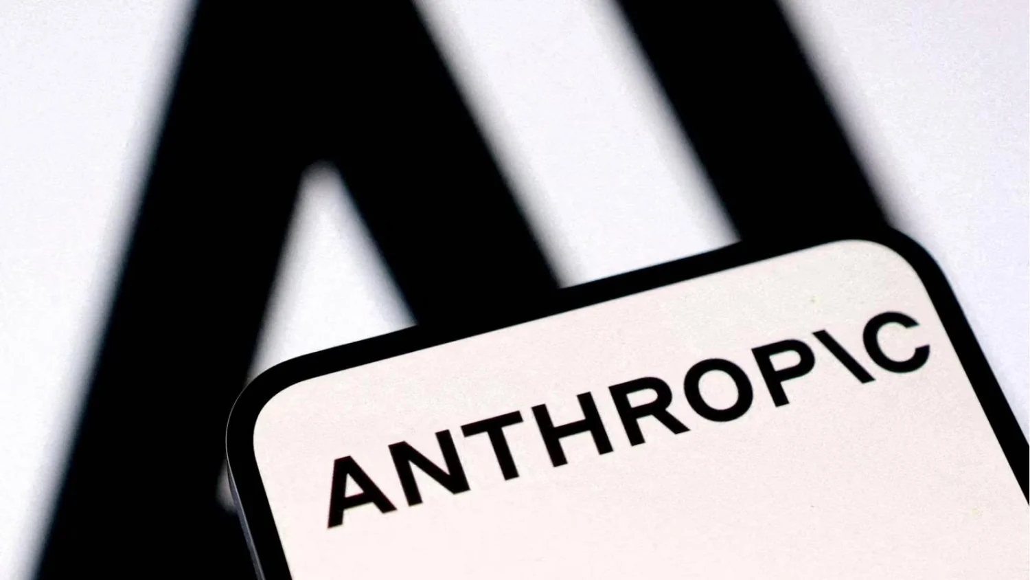 Anthropic: agentes de IA realizaram ações não previstas — de pedidos de visto a falsa denúncia de homicídio