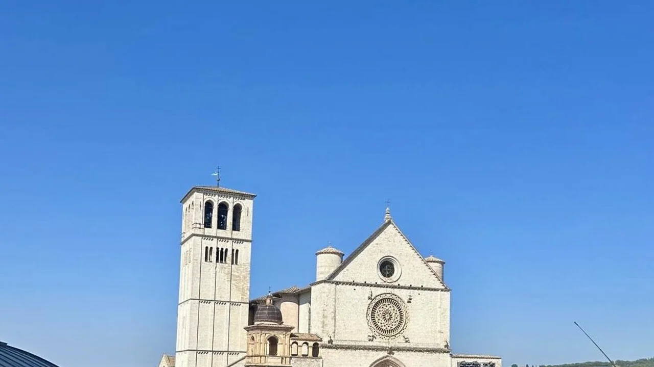 Assisi recebe 81.096 visitantes em quatro dias nas festividades francescane: recorde e crescimento do turismo estrangeiro