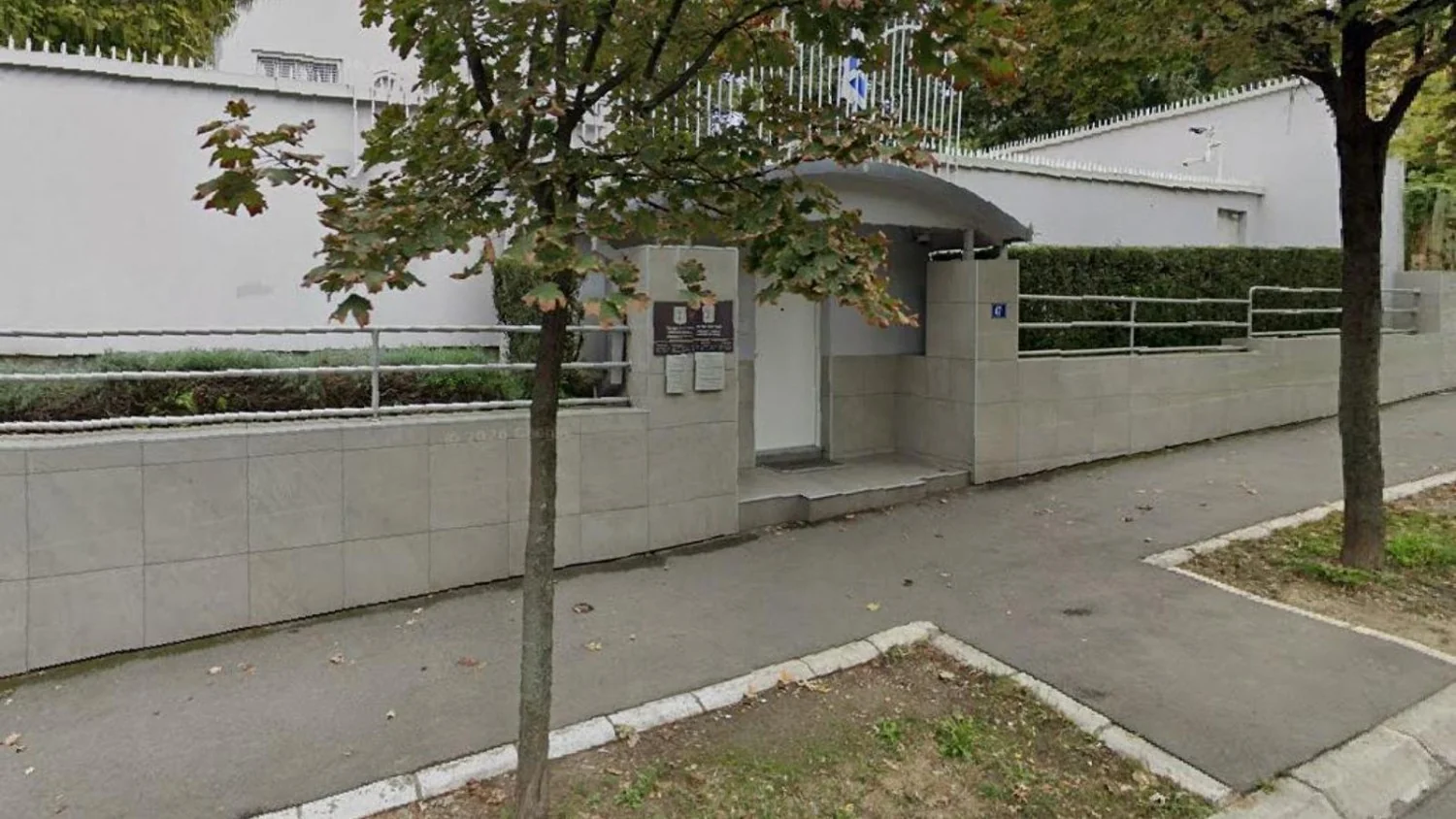 Agressor grita «Allahu Akbar» e ataca guarda em frente à Embaixada de Israel em Belgrado; morto pelas forças de segurança
