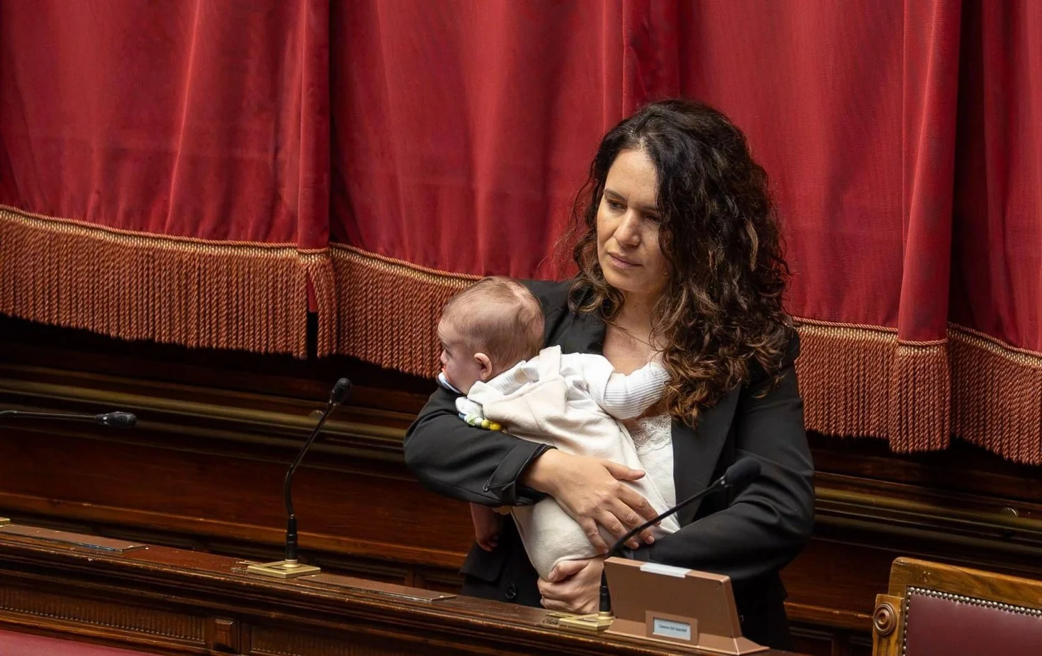 Barzotti na Câmara com a filha: imagem simbólica durante o discurso de Conte sobre a reforma eleitoral