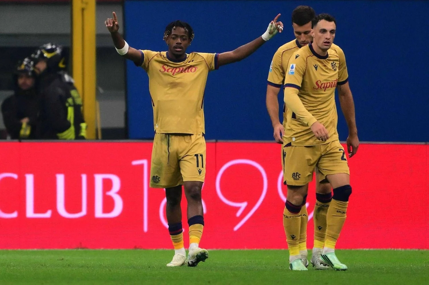 Bologna surpreende no San Siro: Mbangula faz hat-trick e Milan perde por 4-2