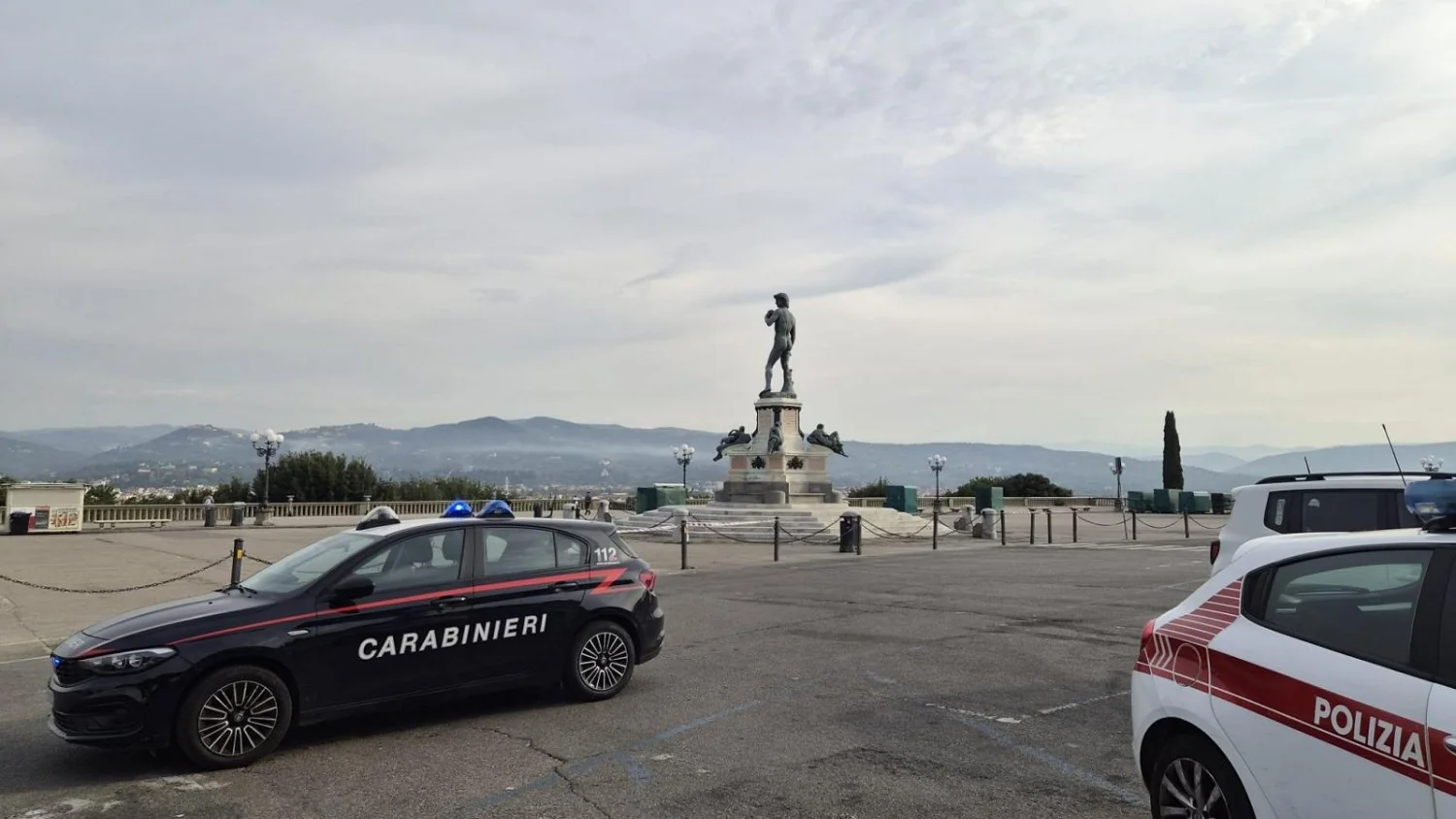 Bombola de gás encontrada sob a estátua do David em Piazzale Michelangelo é declarada inofensiva