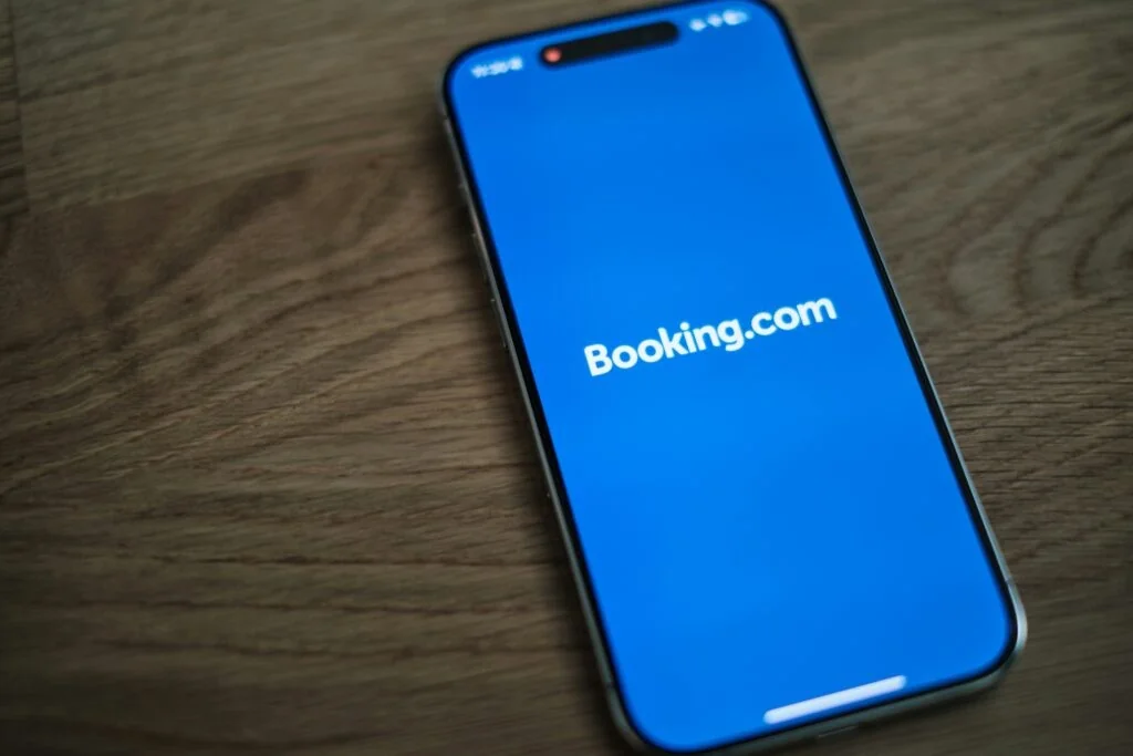 Booking enfrenta ação coletiva de 18.135 hotéis europeus em Amsterdã por cláusulas de paridade