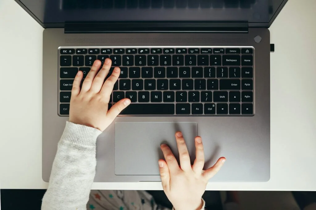 Bruxelas Pede Coesão: Evitar Legislações Fragmentadas na Proteção de Menores Online