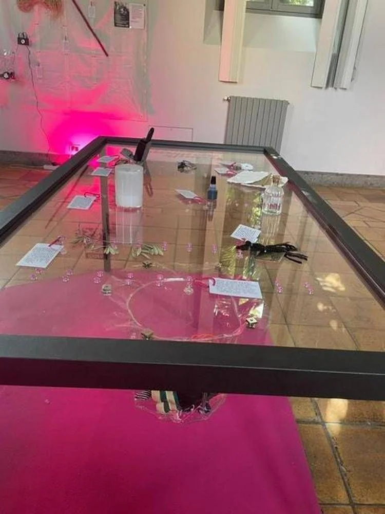 ‘La cassetta degli attrezzi femminista’: a exposição em Roma que mapeia instrumentos de luta e cuidado