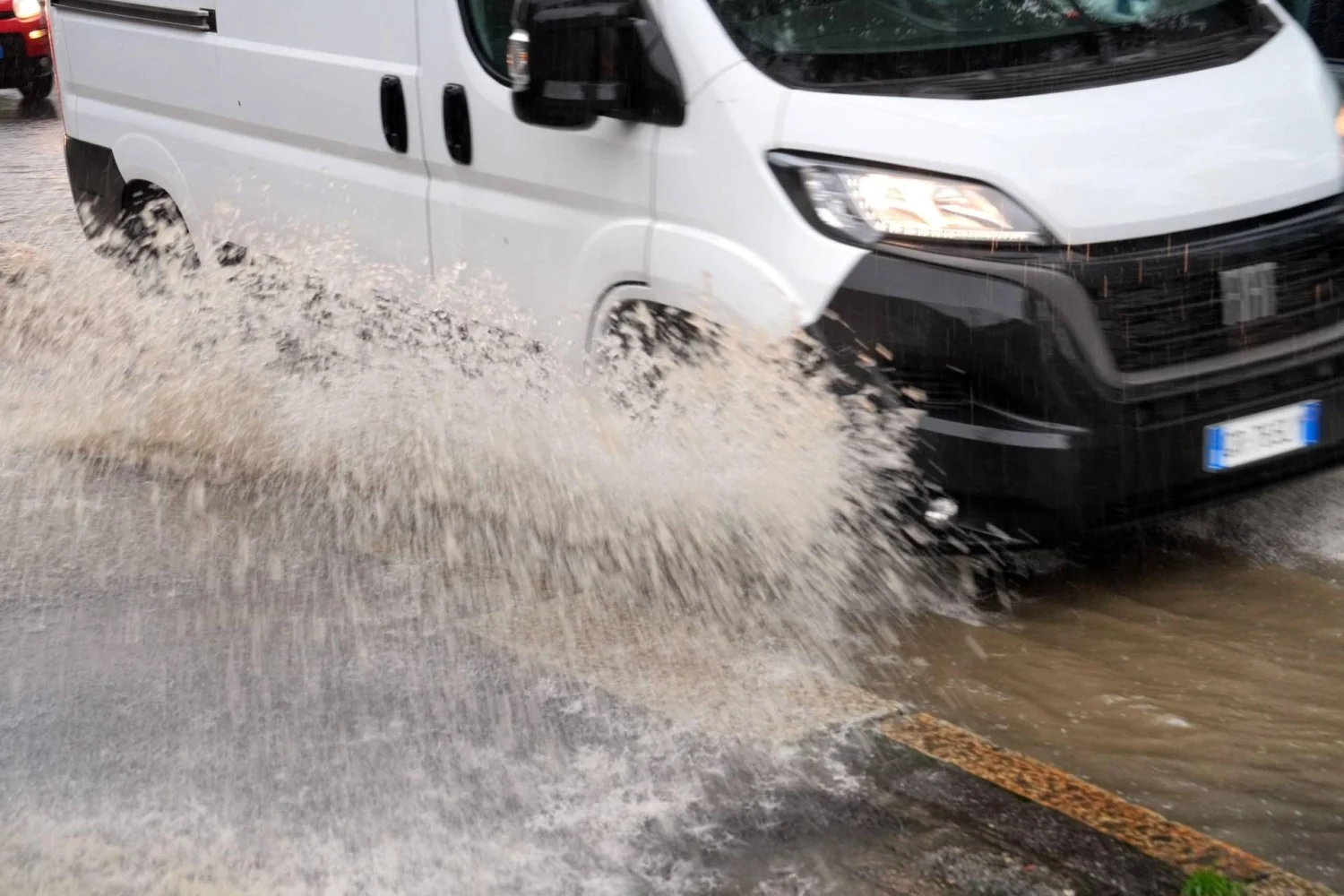 Chuva torrencial em Roma: ruas alagadas, tráfego em colapso e dezenas de intervenções