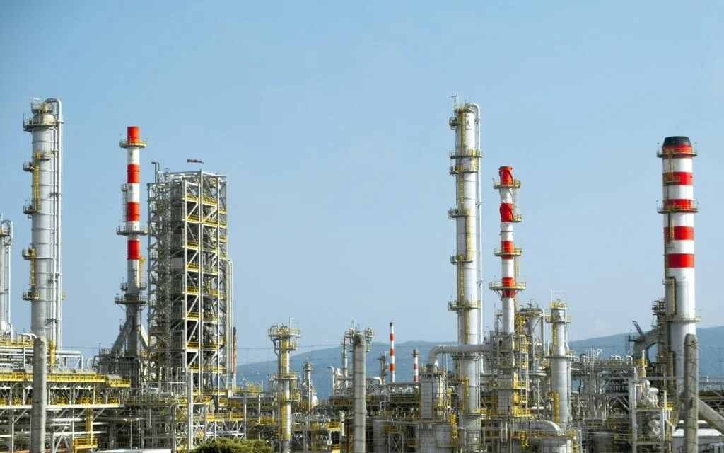 Comissão Europeia inicia diálogo estratégico sobre refinarias para garantir combustíveis militares e segurança energética