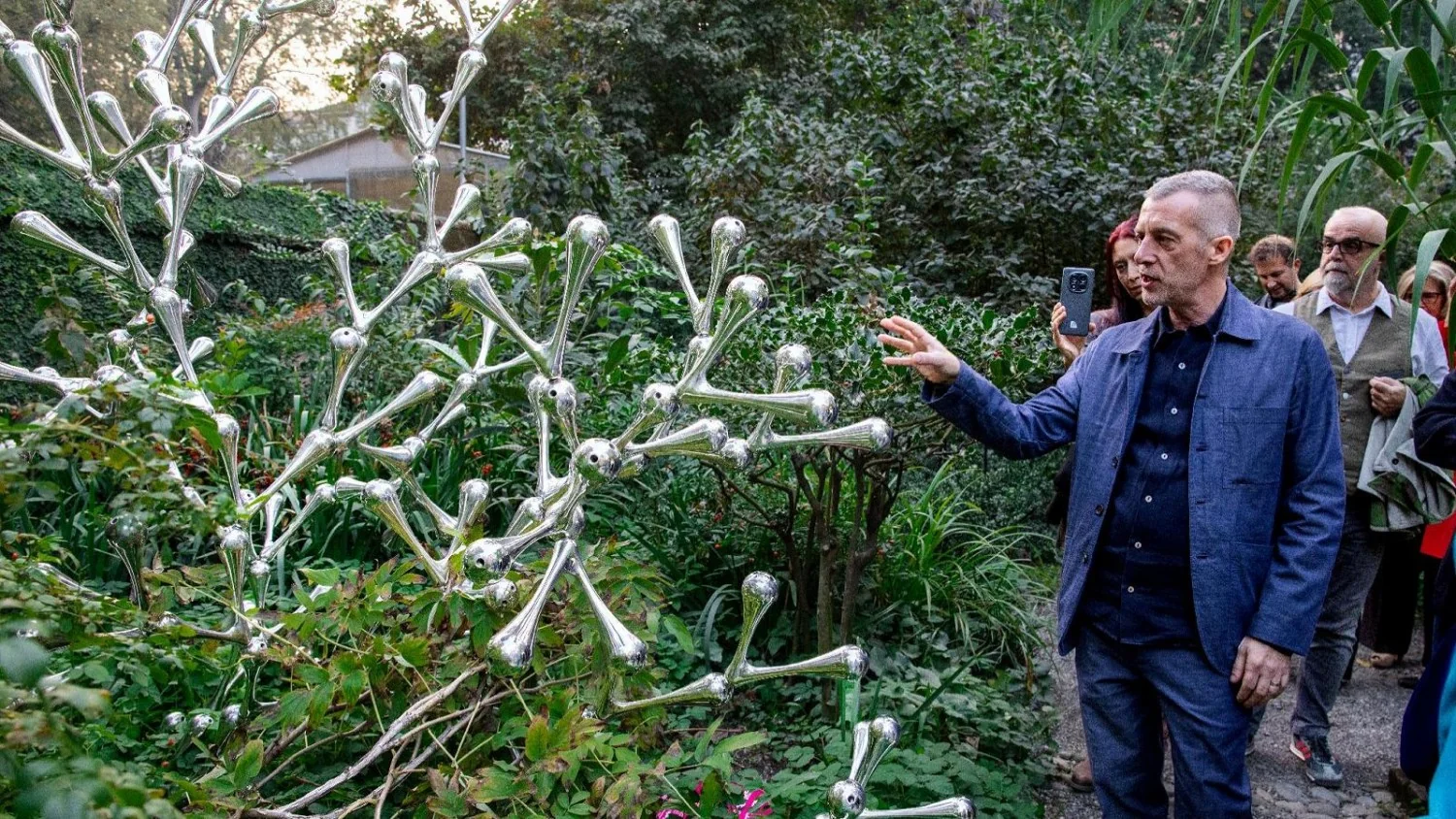 “Conoscenza che connette”: Loris Cecchini conecta arte e natureza no Orto Botanico de Roma