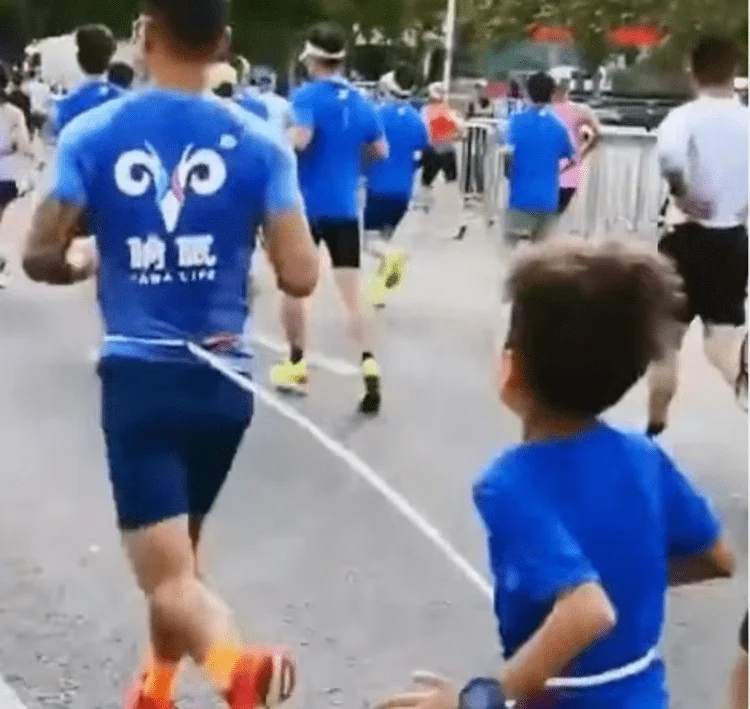 Criança amarrada a adulto em meia maratona de Zhengzhou: atleta recebe suspensão de três anos