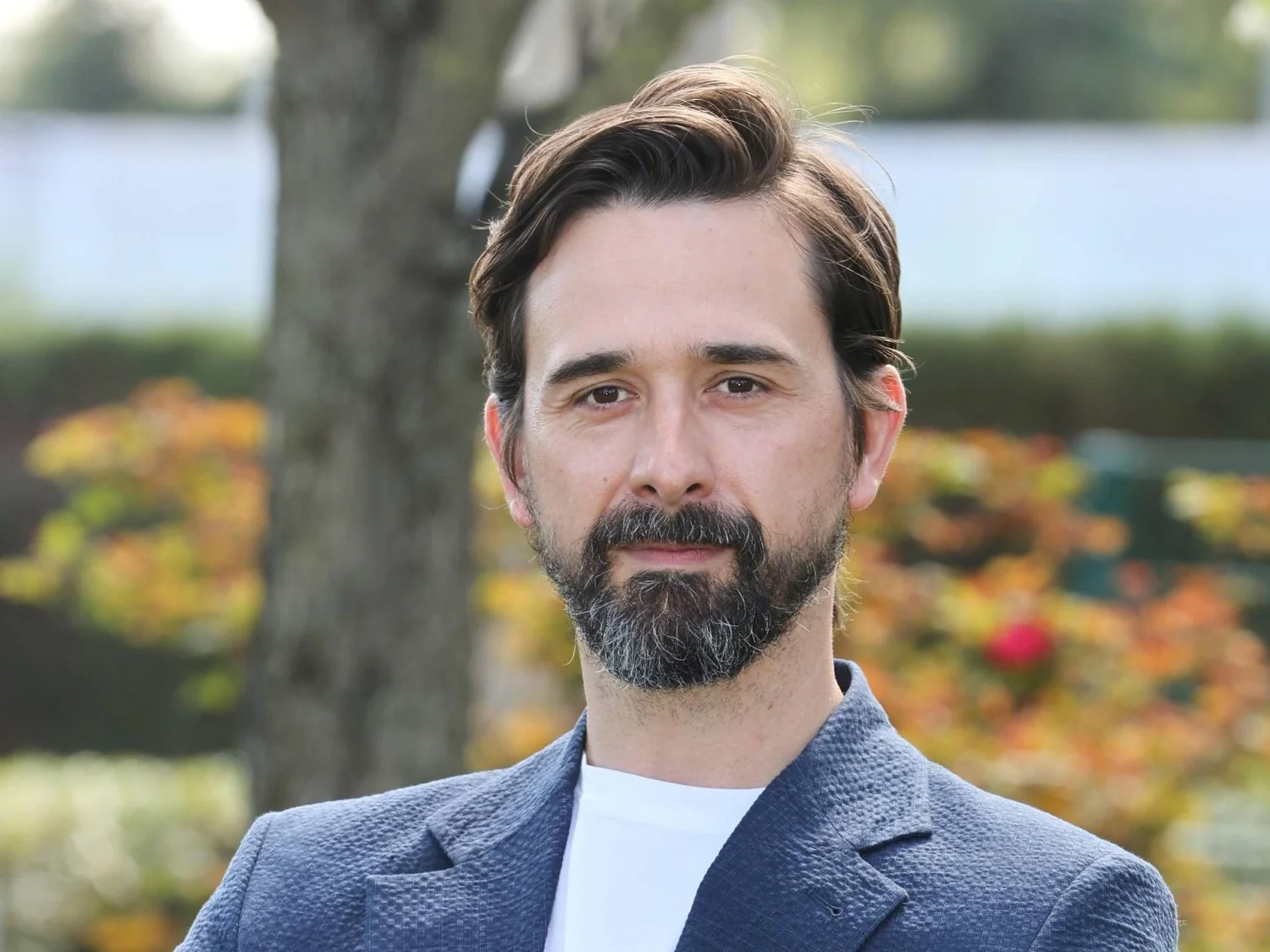Ator Davide Iacopini ferido em monopatín: buscas por minicar elétrica preta e investigação aponta outros três casos em Monteverde