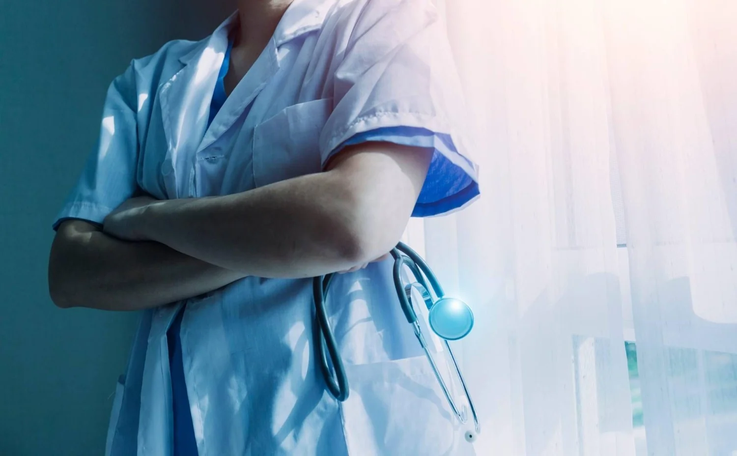 Demissões voluntárias de médicos superam aposentadorias no SSN em 2025, aponta relatório