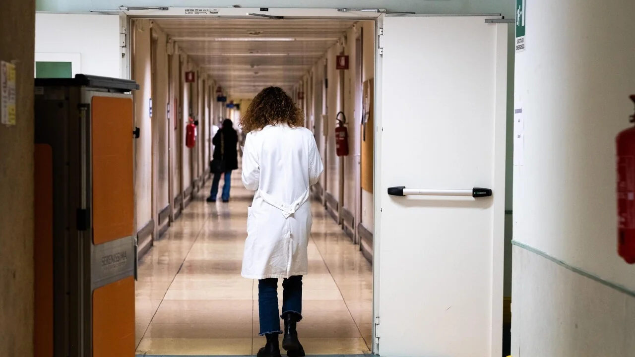 Crise no sistema de saúde: dimissões de médicos crescem 150% em 2025 e superam aposentadorias
