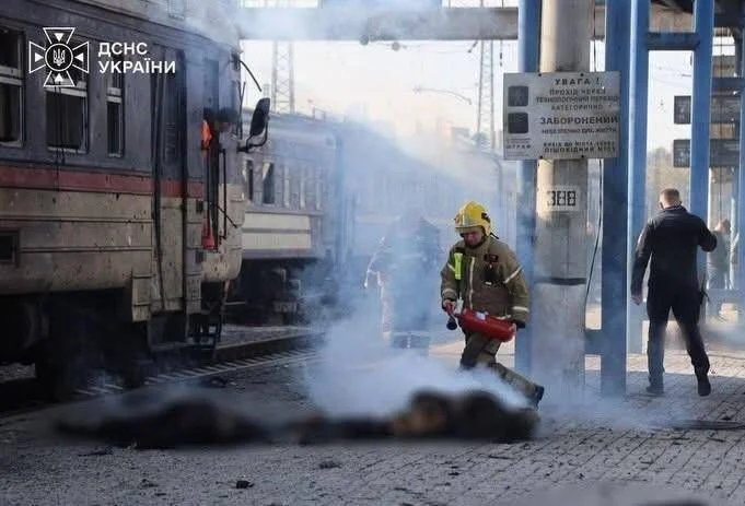Ataque de drones russos atinge estação ferroviária em Dnipro e deixa 13 mortos; Moscou alega interceptação massiva