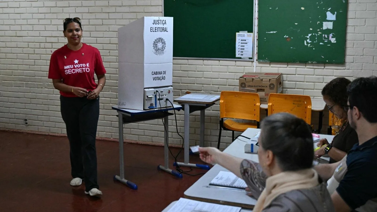 Abertos os votos no Brasil: confronto direto entre Lula e Flávio Bolsonaro