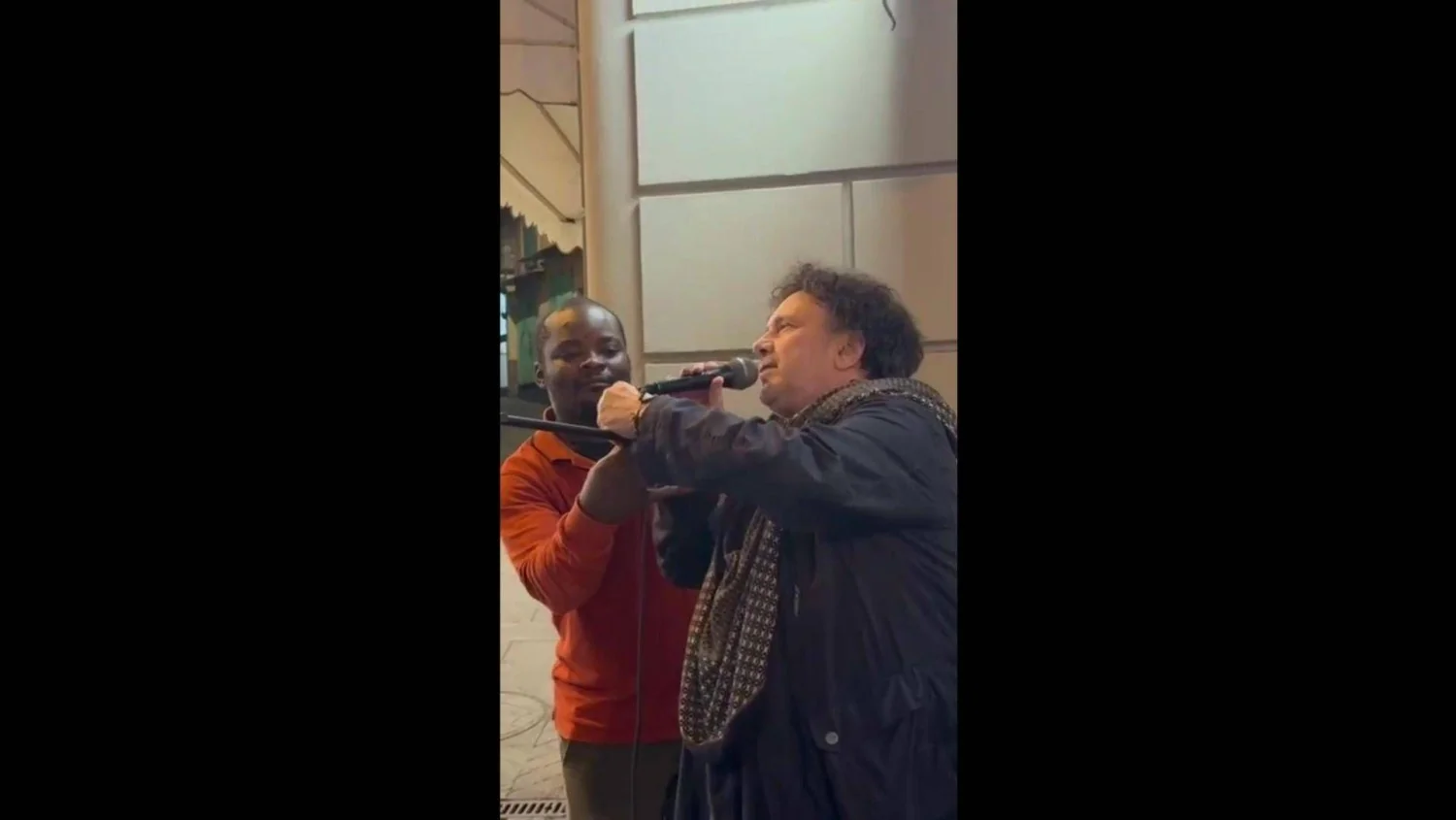 Enzo Avitabile surpreende artista de rua em Sanremo com dueto espontâneo de 'Aizetè'