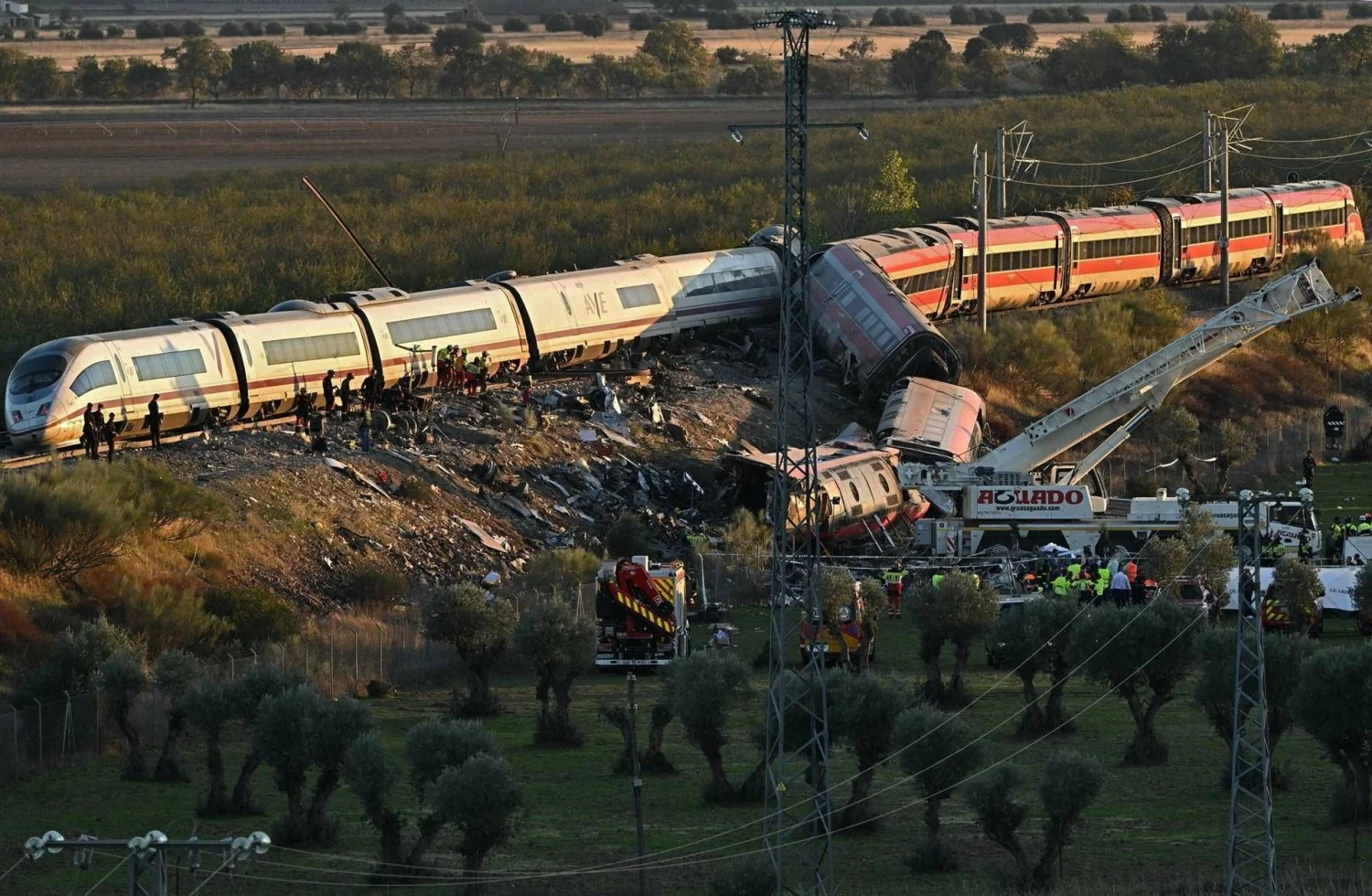 Tragédia ferroviária na Espanha: três dias de luto e investigações após colisão que deixou ao menos 68 mortos