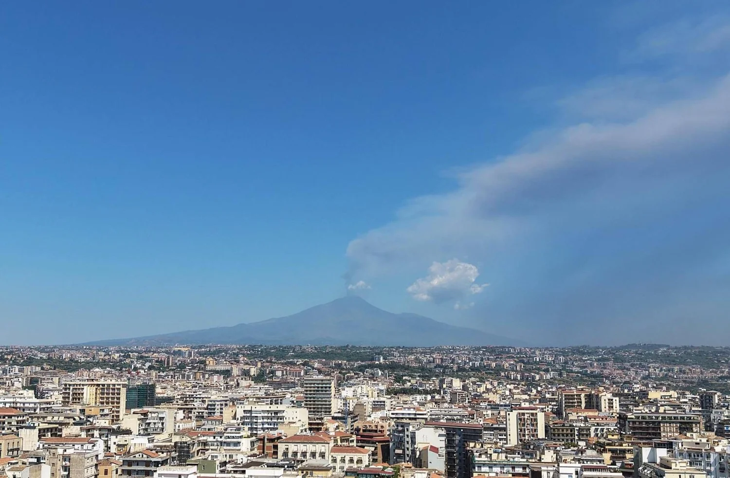 Etna emite nuvem de cinzas a 4 km; aviação entra em alerta vermelho em Catania