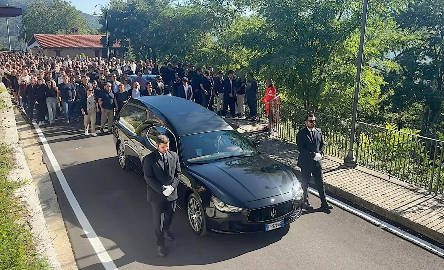 Folla silenziosa ai funerali di Andrea Moretti: autorità presenti a Crognaleto