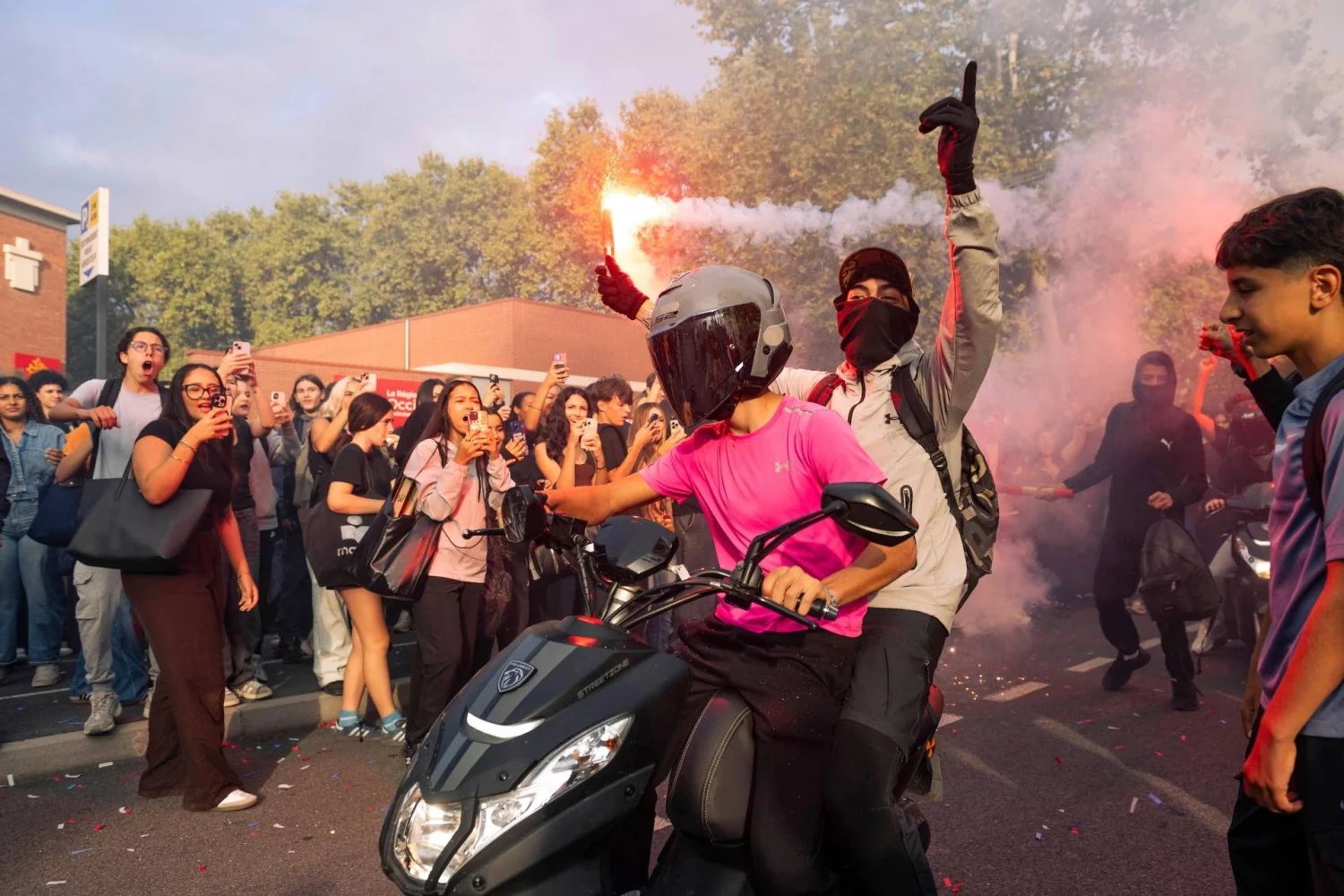 França à Beira de Outubro Turbulento: Estudantes em Revolta e o Risco de Retorno dos Gilets Jaunes, diz Sociólogo