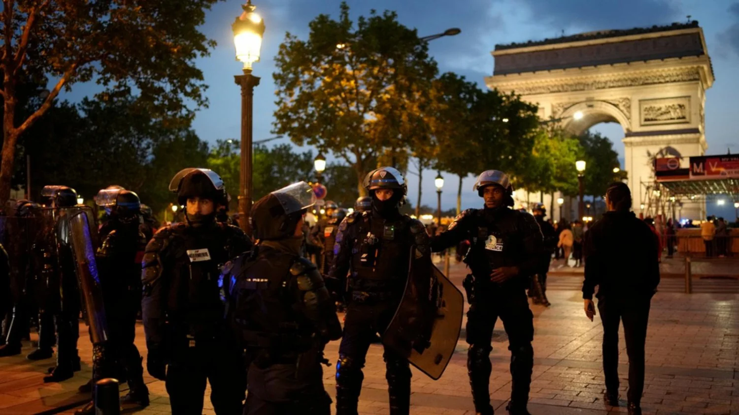 França em Estado de Alerta: Nunez Desloca Blindados para Conter Novos Protestos de Halloween