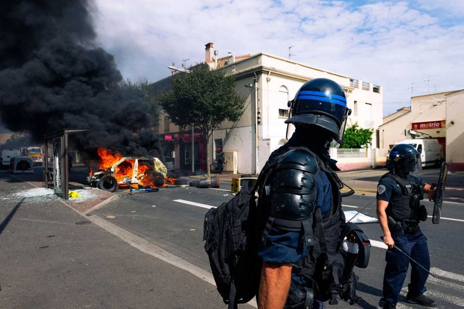 Protestos estudantis na França: incêndio em escola de Metz e detenção de adolescente em Marselha