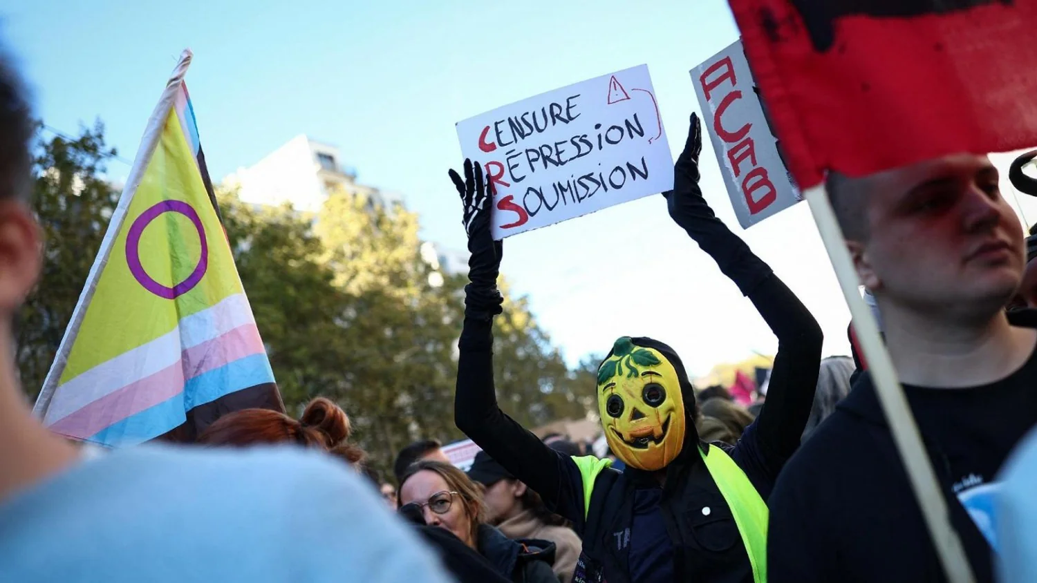 França: terceiro ato dos protestos contra o alto custo de vida; blindados e toque de recolher em Paris