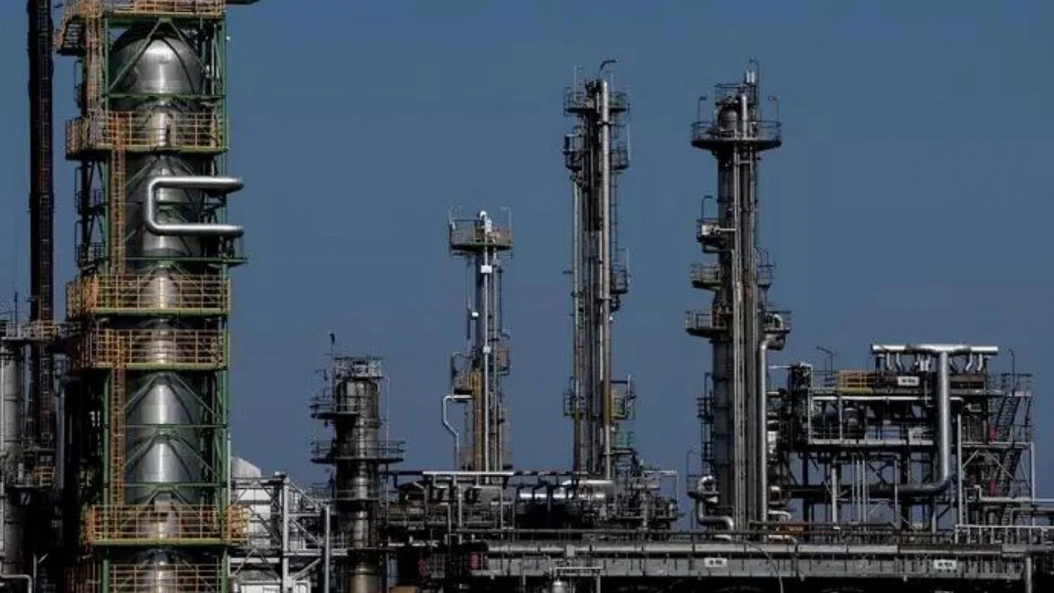 Governo reúne refinarias e pede aumento imediato da produção de combustíveis