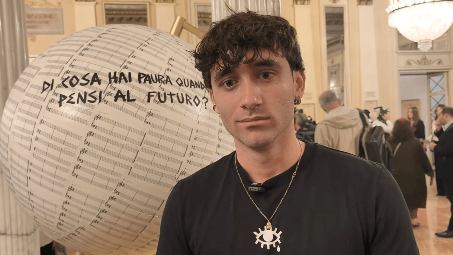 Greg Goya leva ‘Atto futuro’ à La Scala: um globo de partituras que recolhe medos do tempo