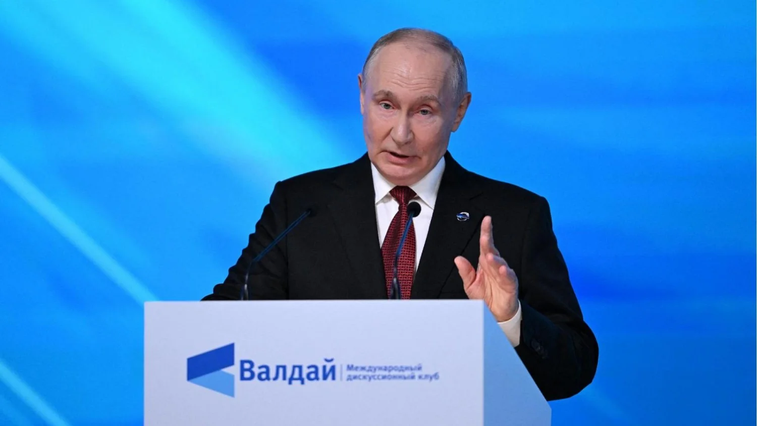 Putin nega intenção de atacar e promete resposta caso fronteiras russas sejam atingidas; Kiev enfrenta nova noite de bombardeios