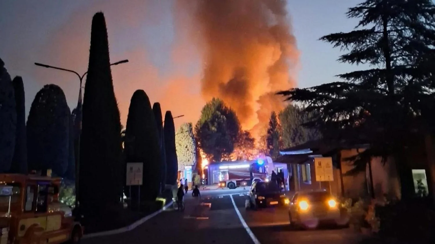 Incêndio no Camping Bella Italia em Peschiera del Garda deixa mais de 20 feridos e mobiliza bombeiros