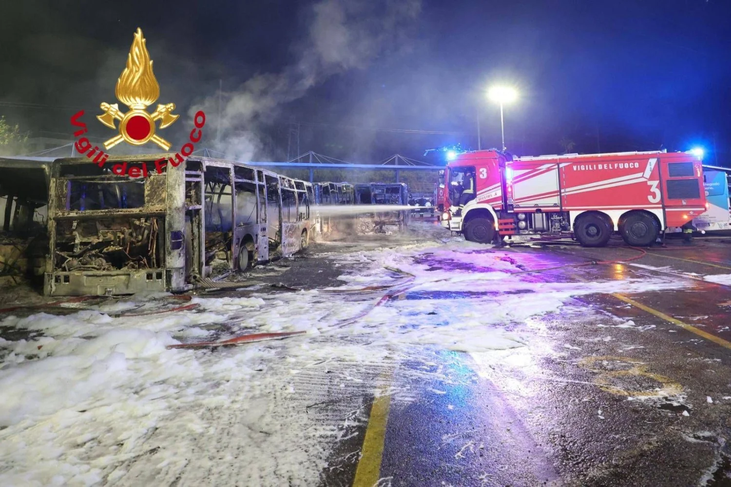 Incêndio atinge depósito da Autolinee Toscane em Firenze: 12 ônibus destruídos e 7 danificados
