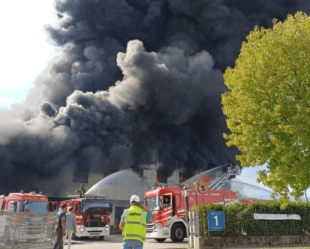 Maxi incêndio em Malo (Vicenza): fogo atinge fábrica, autoridades pedem manter portas e janelas fechadas