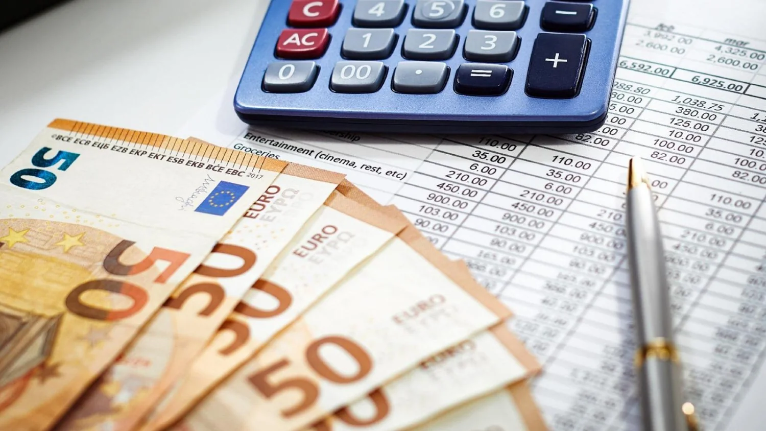 Inflação dispara para 5,4% em outubro; PIB fica estável no 3º trimestre