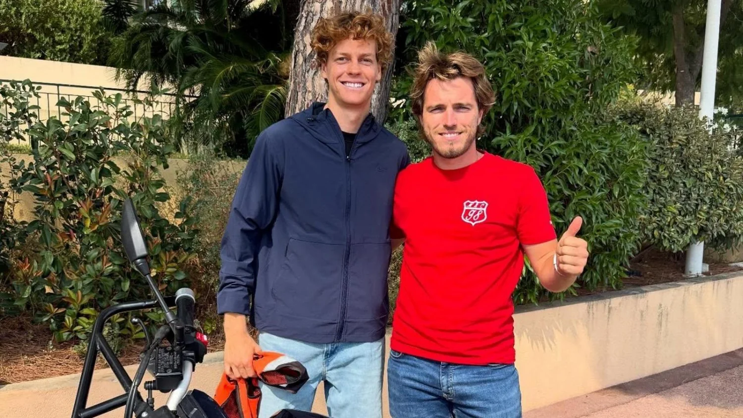 Jannik Sinner conquista a patente da moto em Mônaco após cinco tentativas