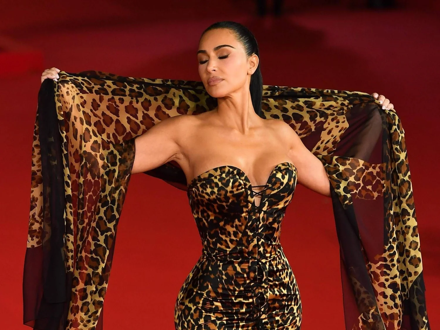 Kim Kardashian declara amor por Roma e revela ser torcedora da AS Roma no tapete vermelho