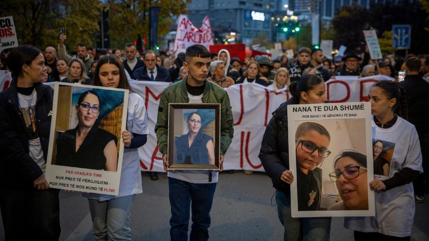Kosovo em choque: assassinato de Arlinda Zekaj provoca manifestações e pedidos de responsabilidade institucional