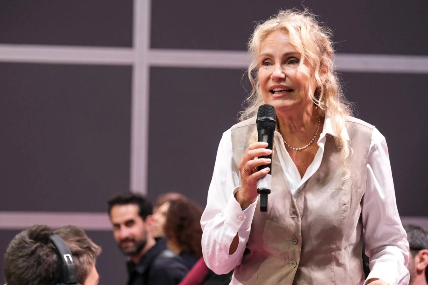 Licia Colò no Verissimo: responde aos insultos sobre a idade e afirma estar feliz aos 64 anos
