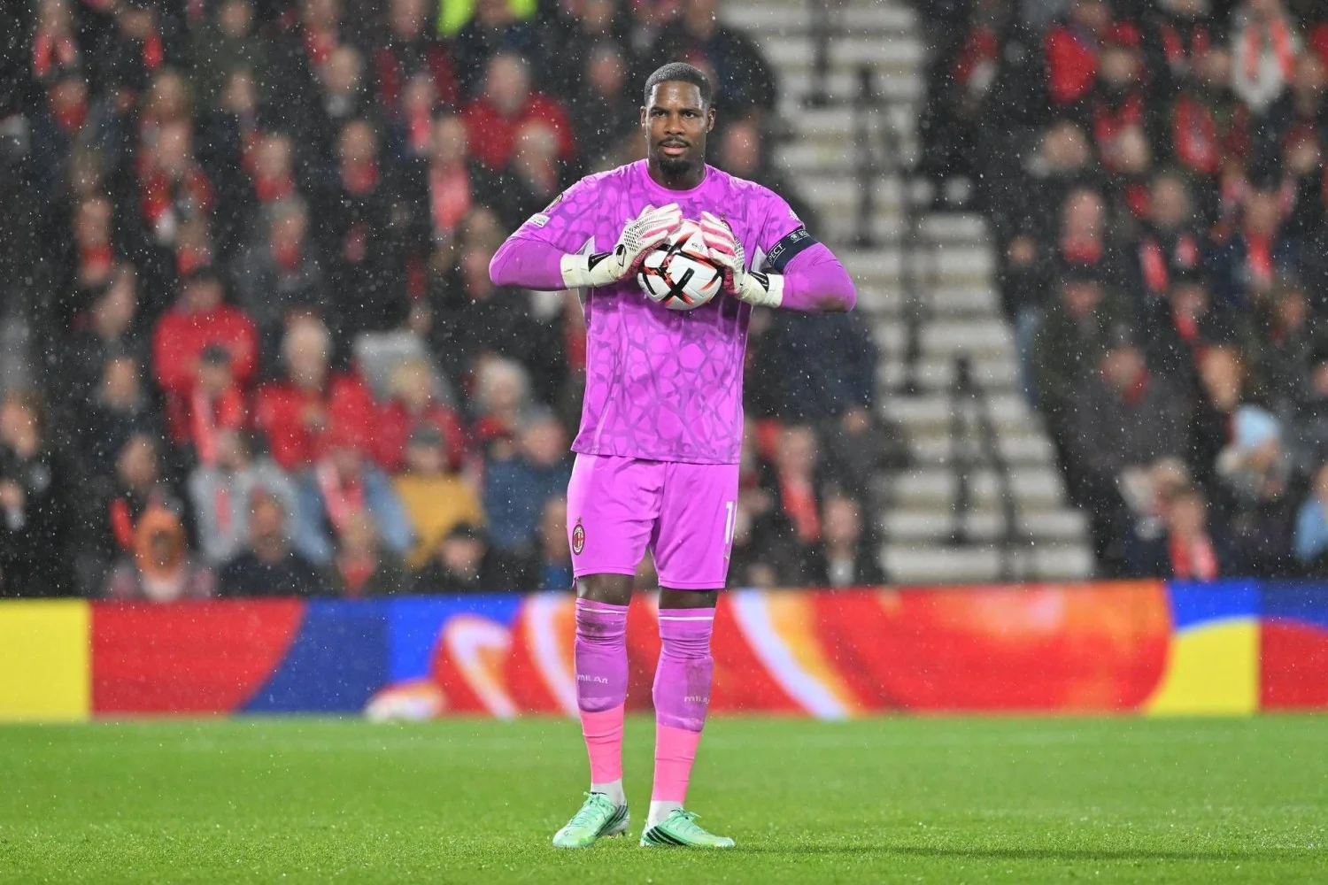 Maignan pede desculpas após expulsão no Vitality Stadium: gesto não intencional, admite imagem negativa