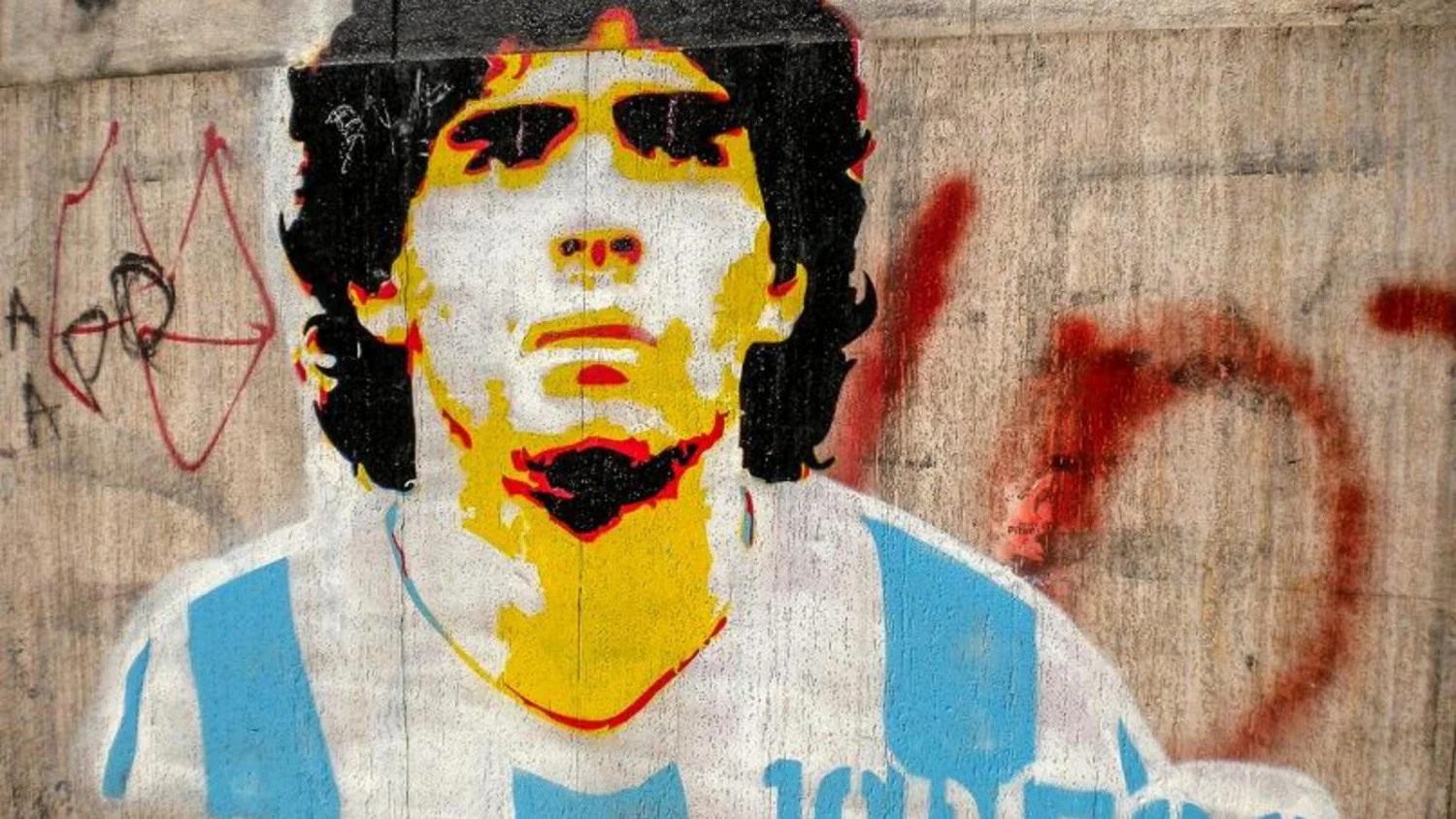 Maradona aos 66: a memória de um Deus imperfeito do futebol