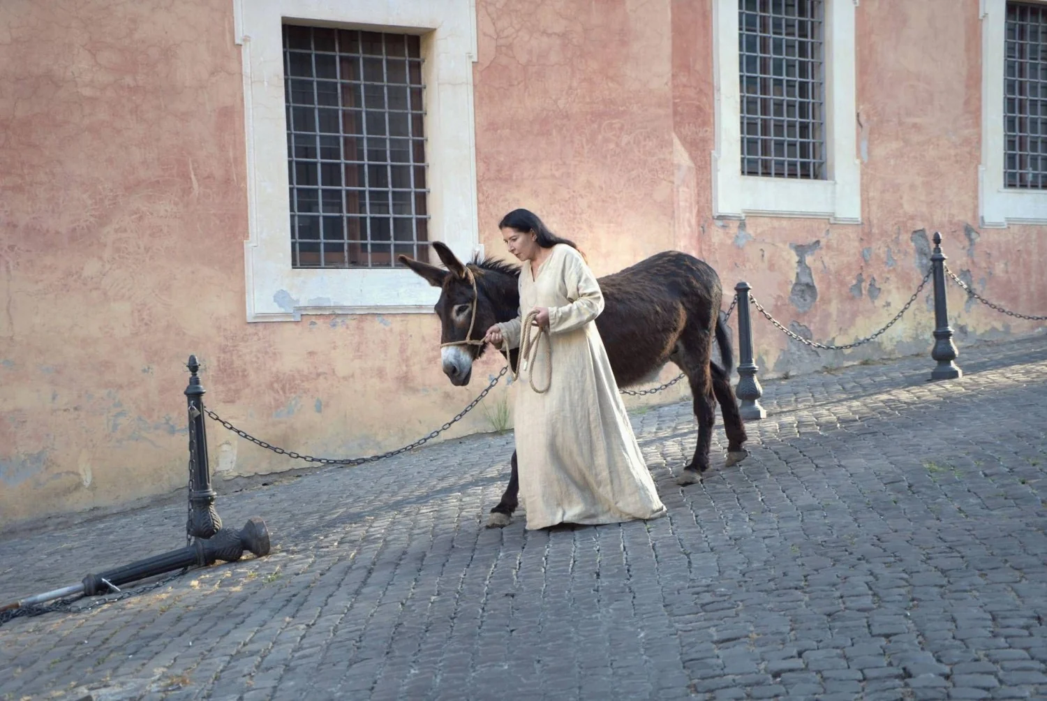 Marina Abramović e Alda Fendi apresentam 'Confession, 2026' no Arco de Giano: arte, memória e participação