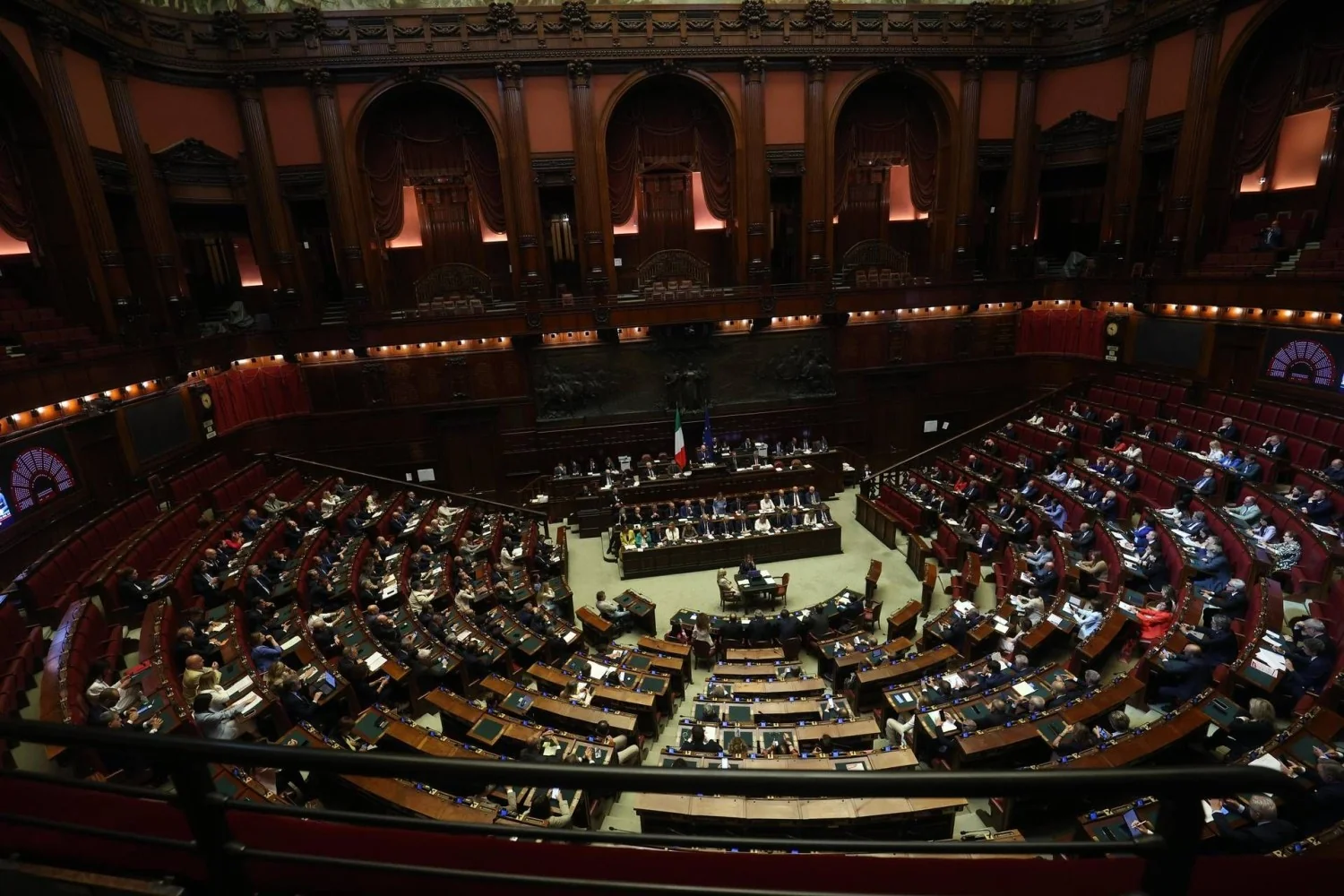 Matone encontra anel valioso em Montecitorio; proprietária recupera joia após registro e guarda em cassaforte